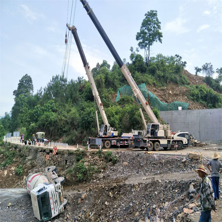 安州汽车掉沟里叫吊车救援要多少钱